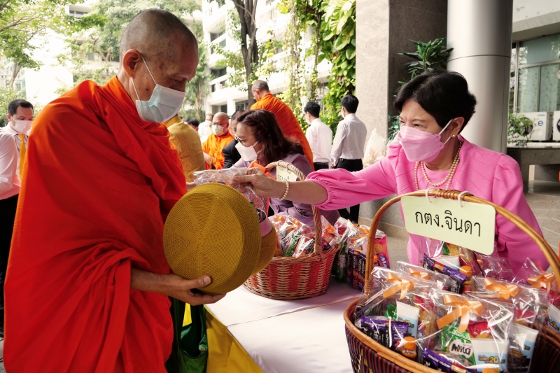พิธีทำบุญตักบาตรข้าวสารอาหารแห้ง คณะสงฆ์จากวัดระฆังโฆสิตารามวรมหาวิหาร พระอารามหลวง เนื่องในเทศกาลขึ้นปีใหม่ พุทธศักราช 2566