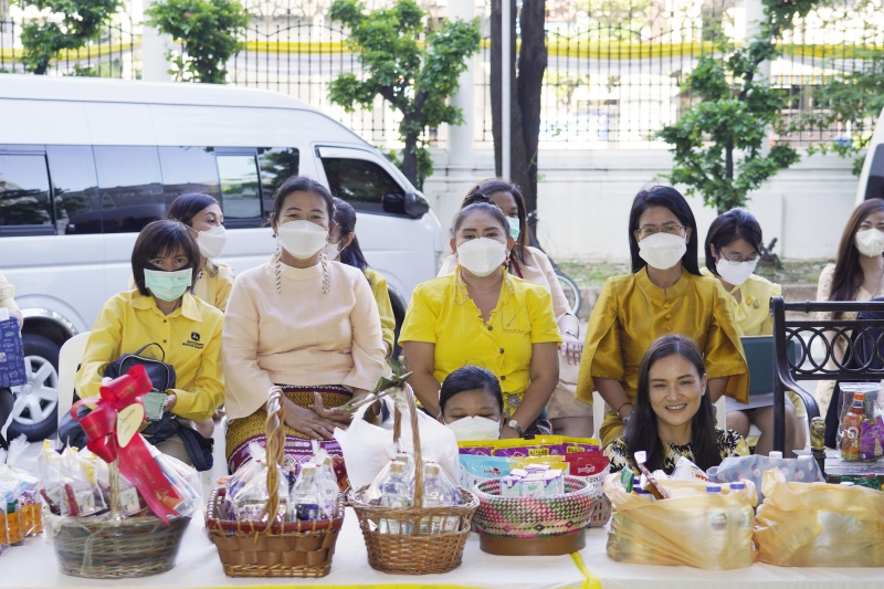 พิธีเจริญพระพุทธมนต์และทำบุญตักบาตร 