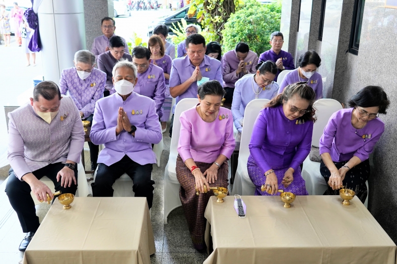 พิธีเจริญพระพุทธมนต์และทำบุญตักบาตร 