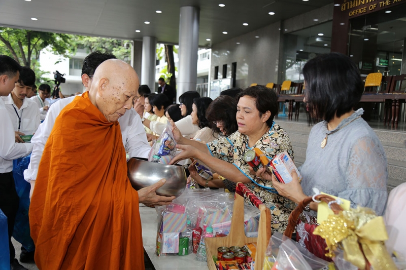 ทำบุญตักบาตรข้าวสารอาหารแห้ง