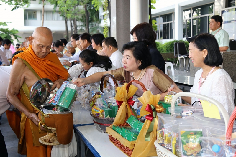 พิธีทำบุญตักบาตรข้าวสารอาหารแห้ง