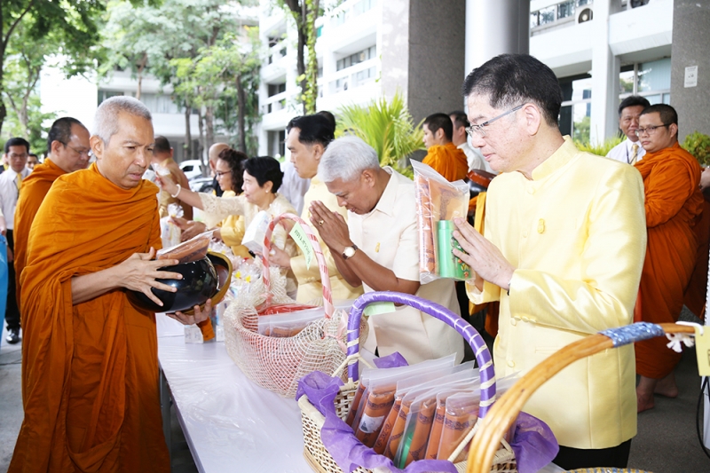 พิธีทำบุญตักบาตรข้าวสารอาหารแห้ง