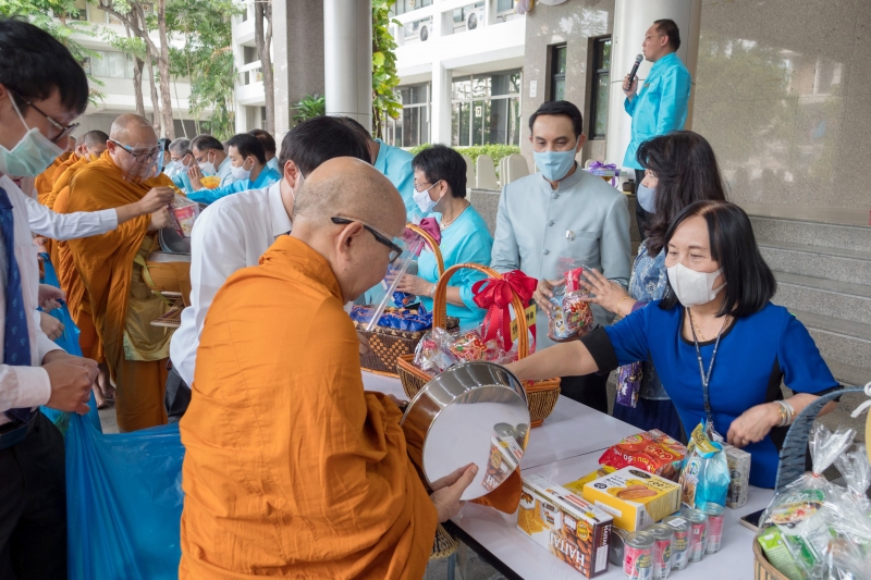 พิธีทำบุญตักบาตรข้าวสารอาหารแห้ง คณะสงฆ์จำนวน 9 รูป จากวัดเทพธิดารามวรวิหาร พระอารามหลวง เพื่อน้อมถวายเป็นพระราชกุศลและถวายพระพร