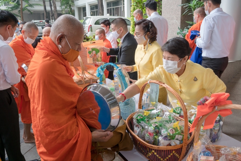 พิธีทำบุญตักบาตรข้าวสารอาหารแห้ง คณะสงฆ์จากวัดระฆังโฆสิตารามวรมหาวิหาร พระอารามหลวง เพื่อน้อมอุทิศถวายเป็นพระราชกุศลแด่พระบาทสมเ