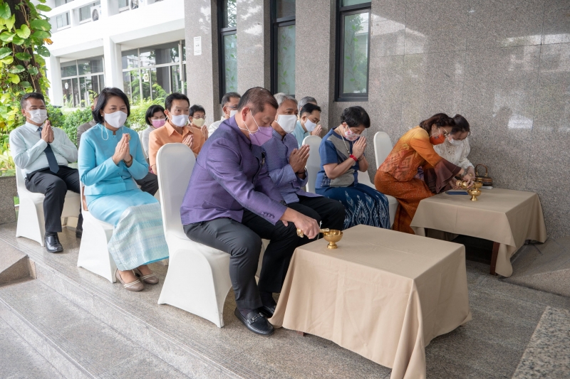 พิธีทำบุญตักบาตรข้าวสารอาหารแห้ง คณะสงฆ์จากวัดอินทรวิหาร พระอารามหลวง