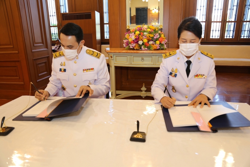 ลงนามถวายพระพรพระบาทสมเด็จพระเจ้าอยู่หัว และสมเด็จพระนางเจ้าฯ พระบรมราชินี เนื่องในโอกาสวันขึ้นปีใหม่ พุทธศักราช 2564