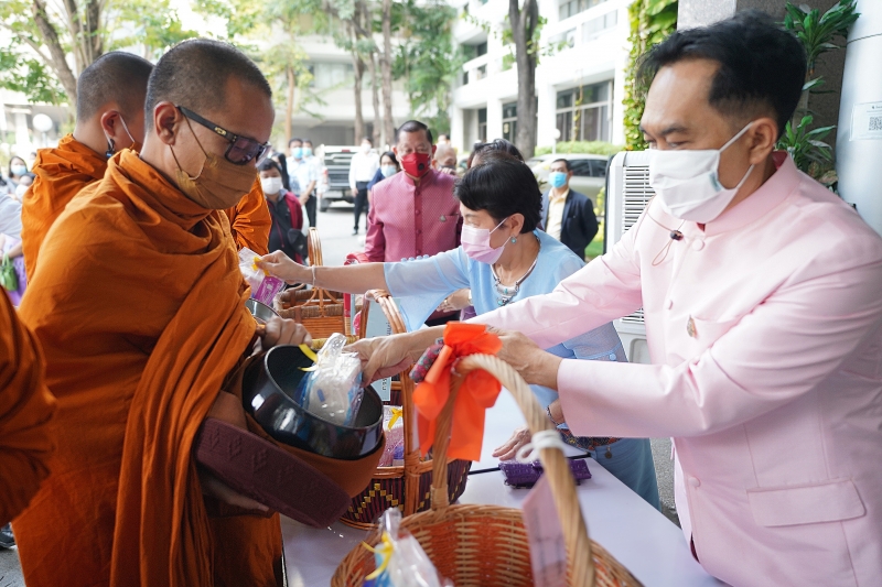 พิธีทำบุญตักบาตรข้าวสารอาหารแห้ง คณะสงฆ์จากวัดพระราม 9 กาญจนาภิเษก พระอารามหลวง