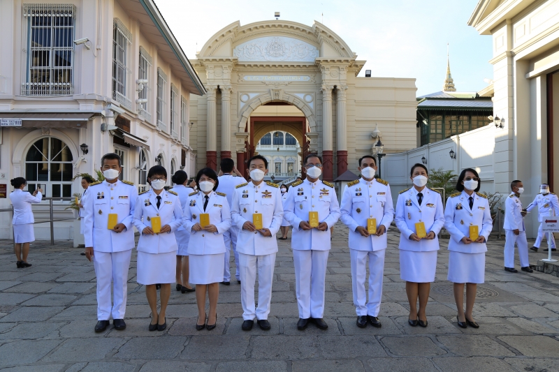 ลงนามถวายพระพรพระบาทสมเด็จพระเจ้าอยู่หัว และสมเด็จพระนางเจ้าฯ พระบรมราชินี เนื่องในโอกาสวันขึ้นปีใหม่ พุทธศักราช 2565