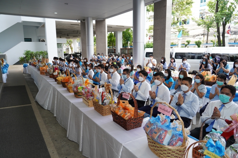พิธีทำบุญตักบาตรข้าวสารอาหารแห้ง คณะสงฆ์จากวัดบรมนิวาสราชวรวิหาร เนื่องในโอกาสมหามงคลเฉลิมพระชนมพรรษา 90 พรรษา 12 สิงหาคม 2565 ณ