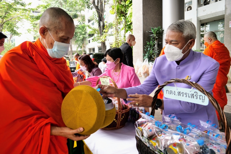 พิธีทำบุญตักบาตรข้าวสารอาหารแห้ง คณะสงฆ์จากวัดระฆังโฆสิตารามวรมหาวิหาร พระอารามหลวง เนื่องในเทศกาลขึ้นปีใหม่ พุทธศักราช 2566