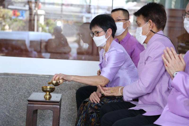 พิธีทำบุญตักบาตรข้าวสารอาหารแห้ง คณะสงฆ์จากวัดเทพธิดารามวรวิหาร