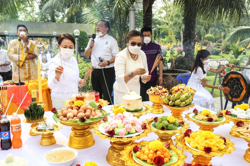 พิธีบวงสรวงดวงพระวิญญาณสมเด็จพระนเรศวรมหาราช ณ บริเวณวิหารสมเด็จพระนเรศวร วัดใหญ่ชัยมงคล จังหวัดพระนครศรีอยุธยา
