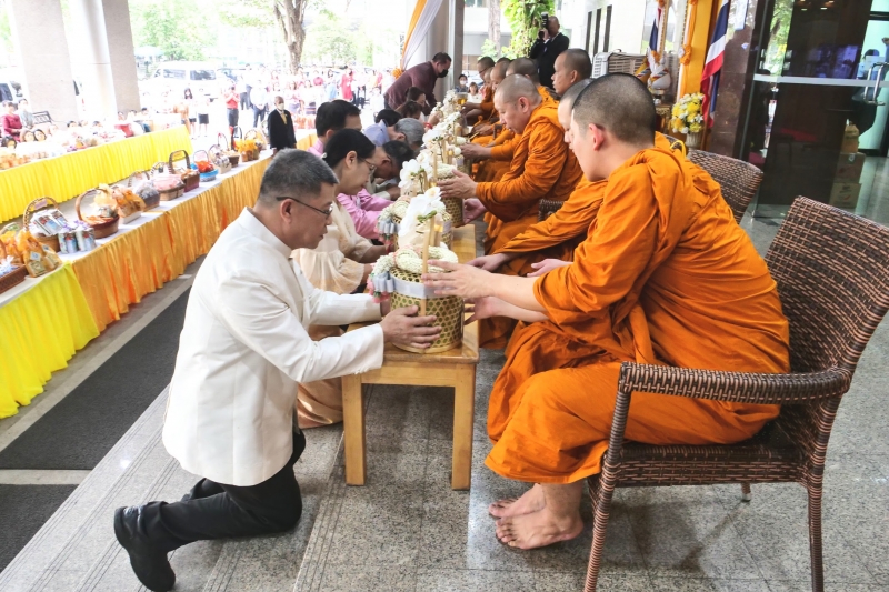 พิธีเจริญพระพุทธมนต์และทำบุญตักบาตร คณะสงฆ์ จำนวน 9 รูป