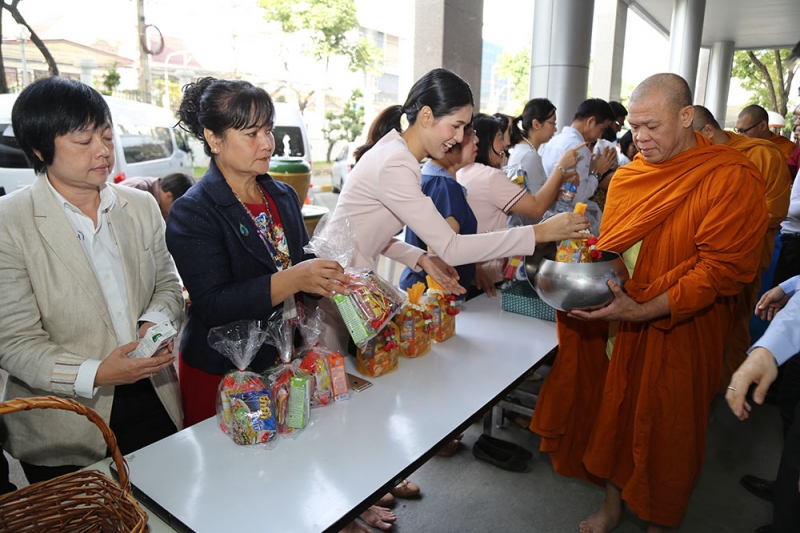 ทำบุญตักบาตรข้าวสารอาหารแห้ง