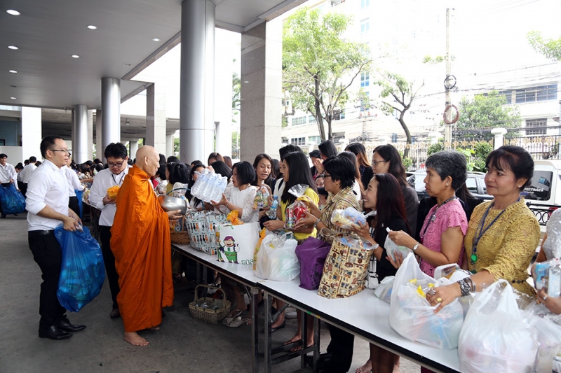 ทำบุญตักบาตรข้าวสารอาหารแห้ง