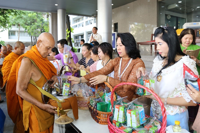 พิธีทำบุญตักบาตรข้าวสารอาหารแห้ง