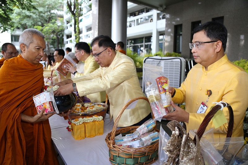 พิธีทำบุญตักบาตรข้าวสารอาหารแห้ง