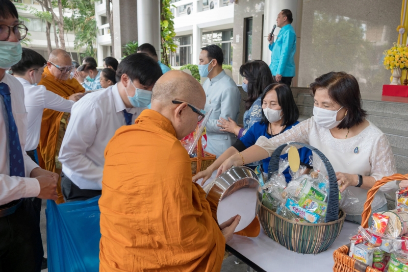 พิธีทำบุญตักบาตรข้าวสารอาหารแห้ง คณะสงฆ์จำนวน 9 รูป จากวัดเทพธิดารามวรวิหาร พระอารามหลวง เพื่อน้อมถวายเป็นพระราชกุศลและถวายพระพร