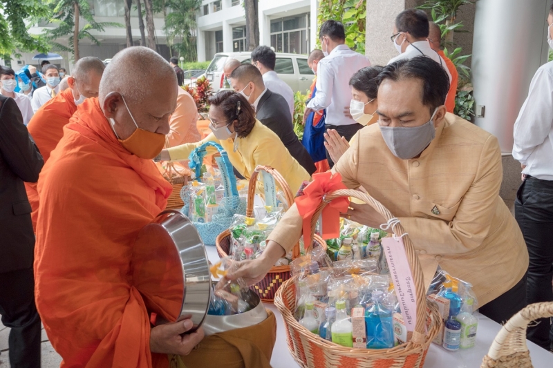พิธีทำบุญตักบาตรข้าวสารอาหารแห้ง คณะสงฆ์จากวัดระฆังโฆสิตารามวรมหาวิหาร พระอารามหลวง เพื่อน้อมอุทิศถวายเป็นพระราชกุศลแด่พระบาทสมเ