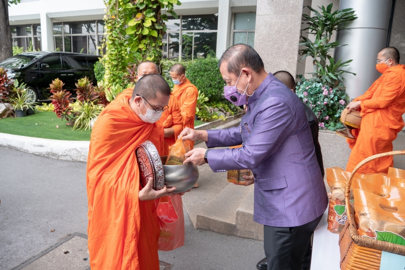 พิธีทำบุญตักบาตรข้าวสารอาหารแห้ง คณะสงฆ์จากวัดอินทรวิหาร พระอารามหลวง