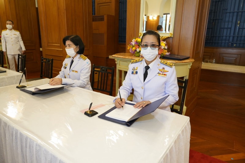 ลงนามถวายพระพรพระบาทสมเด็จพระเจ้าอยู่หัว และสมเด็จพระนางเจ้าฯ พระบรมราชินี เนื่องในโอกาสวันขึ้นปีใหม่ พุทธศักราช 2564