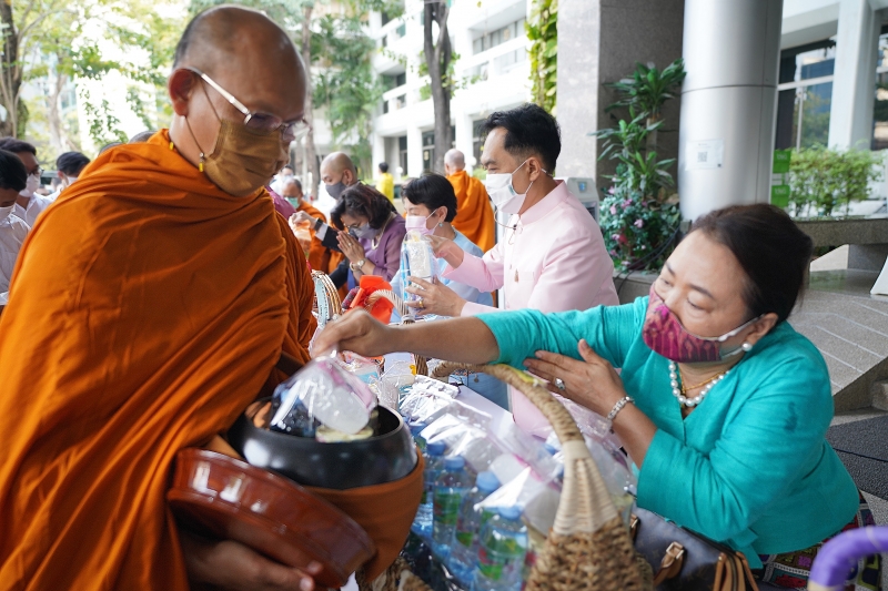 พิธีทำบุญตักบาตรข้าวสารอาหารแห้ง คณะสงฆ์จากวัดพระราม 9 กาญจนาภิเษก พระอารามหลวง
