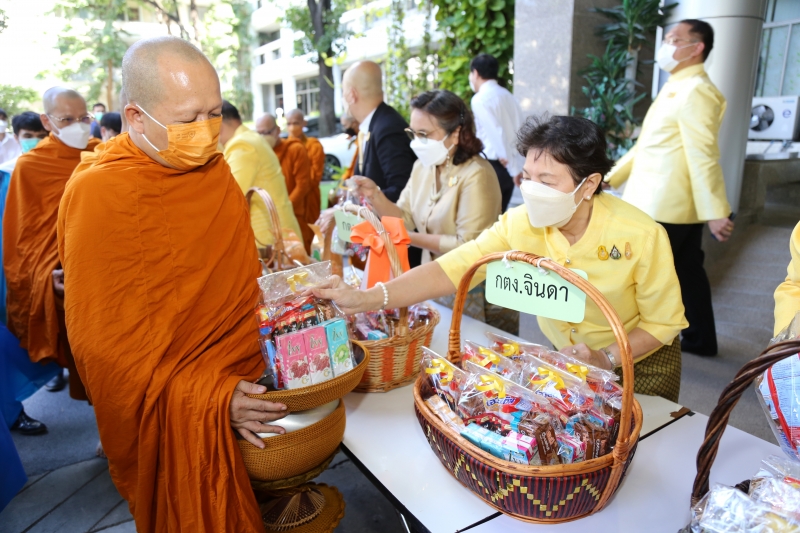 พิธีทำบุญตักบาตรข้าวสารอาหารแห้ง คณะสงฆ์จากวัดราชคฤห์วรวิหาร พระอารามหลวง เพื่อน้อมอุทิศถวายเป็นพระราชกุศลแด่ พระบาทสมเด็จพระบร