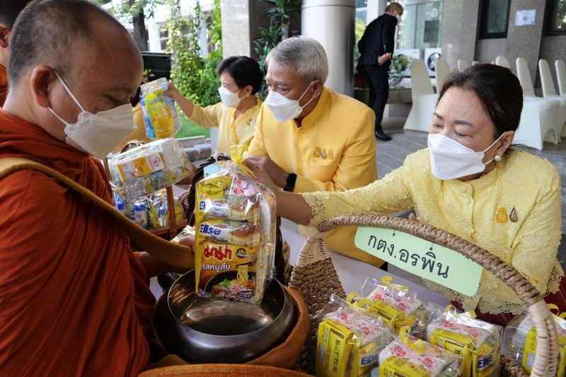 พิธีทำบุญตักบาตรข้าวสารอาหารแห้ง คณะสงฆ์จากวัดพระราม 9 กาญจนาภิเษก พระอารามหลวง