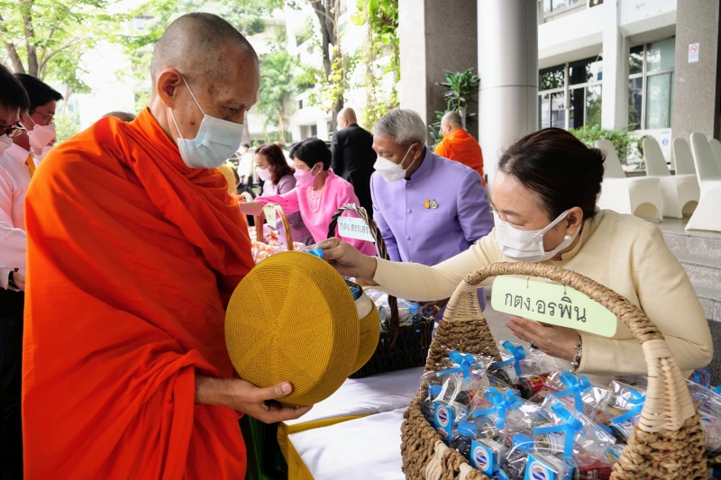 พิธีทำบุญตักบาตรข้าวสารอาหารแห้ง คณะสงฆ์จากวัดระฆังโฆสิตารามวรมหาวิหาร พระอารามหลวง เนื่องในเทศกาลขึ้นปีใหม่ พุทธศักราช 2566