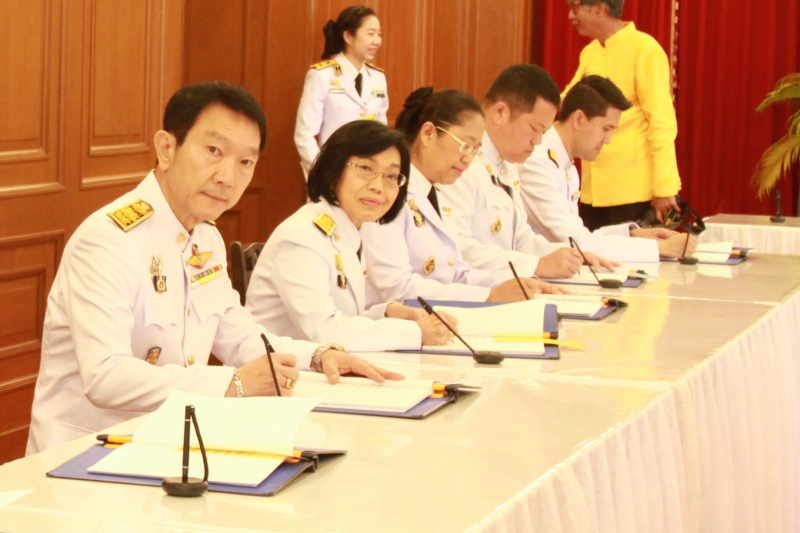 พิธีทำบุญตักบาตรและพิธีลงนามถวายพระพร  เนื่องในโอกาสวันเฉลิมพระชนมพรรษา สมเด็จพระนางเจ้าฯ พระบรมราชินี