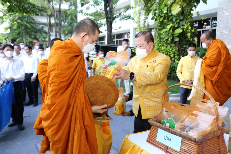 พิธีเจริญพระพุทธมนต์และทำบุญตักบาตร 