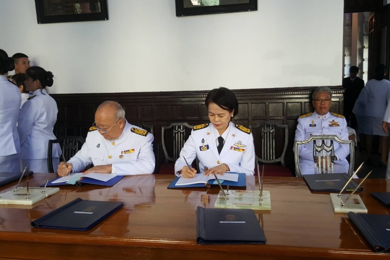 ลงนามถวายพระพรสมเด็จพระนางเจ้าสิริกิติ์ พระบรมราชินีนาถ