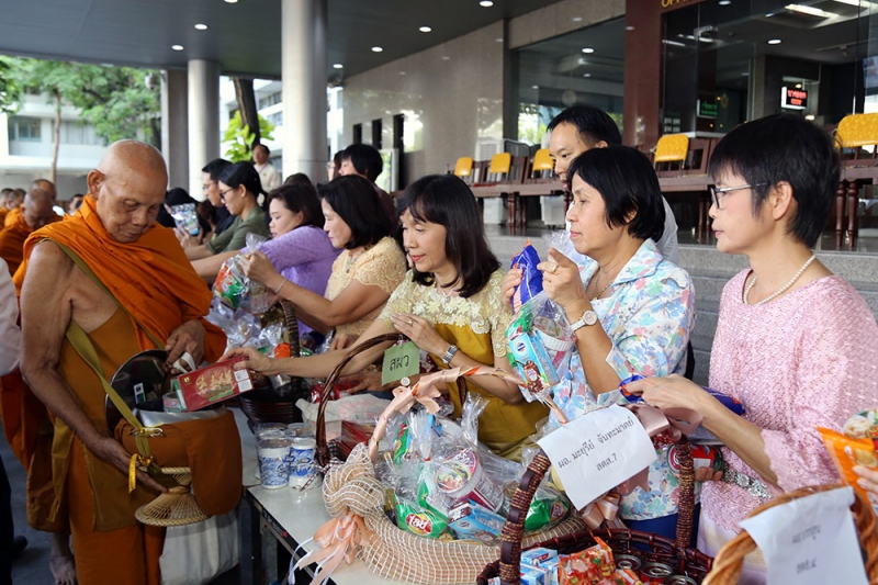 พิธีทำบุญตักบาตรข้าวสารอาหารแห้ง