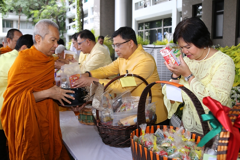 พิธีทำบุญตักบาตรข้าวสารอาหารแห้ง