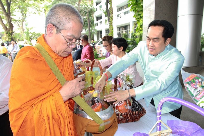พิธีทำบุญตักบาตรข้าวสารอาหารแห้ง เดือนกุมภาพันธ์
