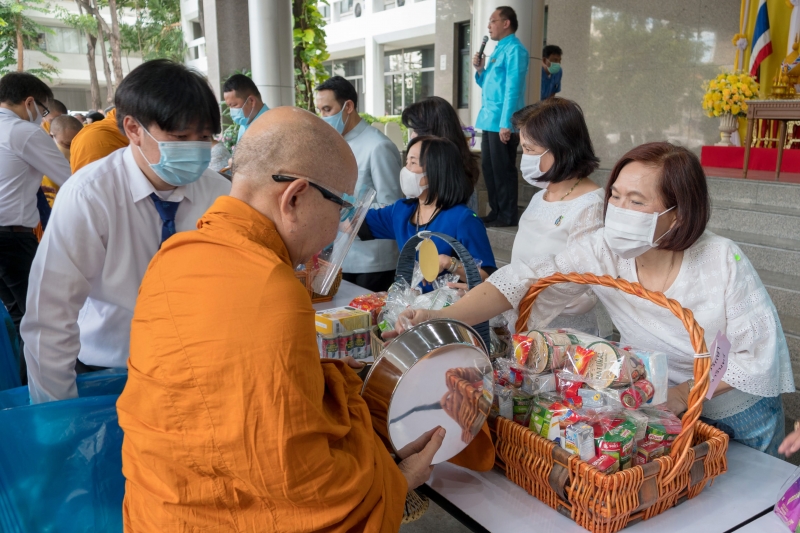 พิธีทำบุญตักบาตรข้าวสารอาหารแห้ง คณะสงฆ์จำนวน 9 รูป จากวัดเทพธิดารามวรวิหาร พระอารามหลวง เพื่อน้อมถวายเป็นพระราชกุศลและถวายพระพร