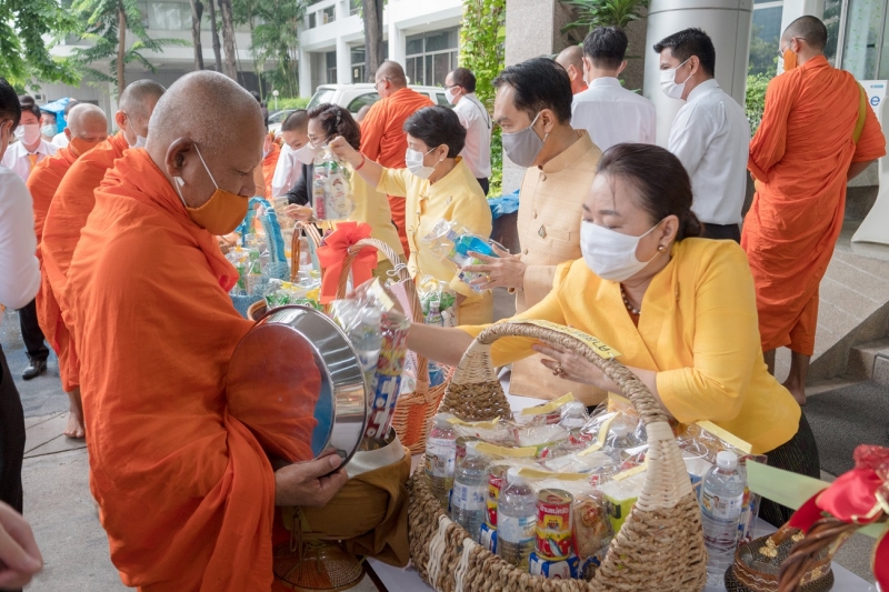 พิธีทำบุญตักบาตรข้าวสารอาหารแห้ง คณะสงฆ์จากวัดระฆังโฆสิตารามวรมหาวิหาร พระอารามหลวง เพื่อน้อมอุทิศถวายเป็นพระราชกุศลแด่พระบาทสมเ
