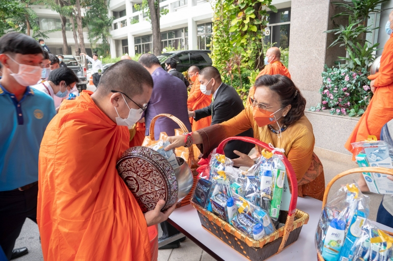 พิธีทำบุญตักบาตรข้าวสารอาหารแห้ง คณะสงฆ์จากวัดอินทรวิหาร พระอารามหลวง