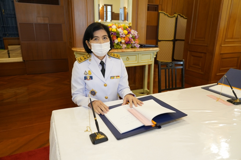 ลงนามถวายพระพรพระบาทสมเด็จพระเจ้าอยู่หัว และสมเด็จพระนางเจ้าฯ พระบรมราชินี เนื่องในโอกาสวันขึ้นปีใหม่ พุทธศักราช 2564