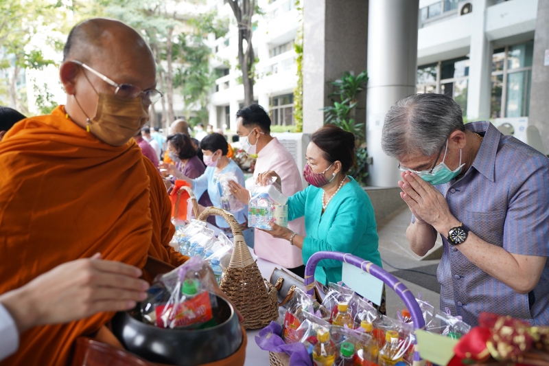 พิธีทำบุญตักบาตรข้าวสารอาหารแห้ง คณะสงฆ์จากวัดพระราม 9 กาญจนาภิเษก พระอารามหลวง