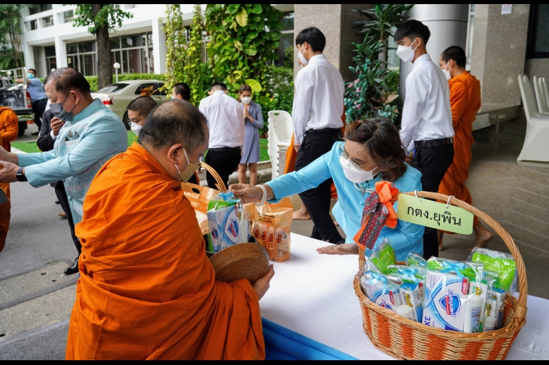 พิธีทำบุญตักบาตรข้าวสารอาหารแห้ง คณะสงฆ์จากวัดบรมนิวาสราชวรวิหาร เนื่องในโอกาสมหามงคลเฉลิมพระชนมพรรษา 90 พรรษา 12 สิงหาคม 2565 ณ