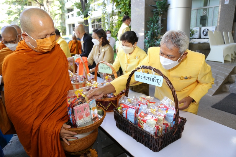 พิธีทำบุญตักบาตรข้าวสารอาหารแห้ง คณะสงฆ์จากวัดราชคฤห์วรวิหาร พระอารามหลวง เพื่อน้อมอุทิศถวายเป็นพระราชกุศลแด่ พระบาทสมเด็จพระบร