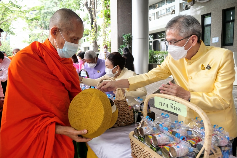 พิธีทำบุญตักบาตรข้าวสารอาหารแห้ง คณะสงฆ์จากวัดระฆังโฆสิตารามวรมหาวิหาร พระอารามหลวง เนื่องในเทศกาลขึ้นปีใหม่ พุทธศักราช 2566
