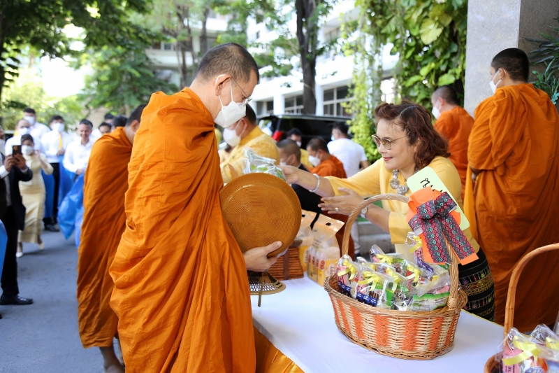พิธีเจริญพระพุทธมนต์และทำบุญตักบาตร 