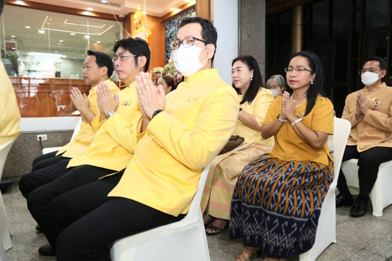 ทำบุญตักบาตร