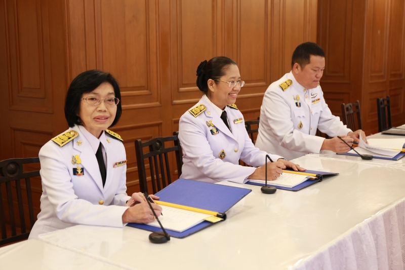 พิธีทำบุญตักบาตรและพิธีลงนามถวายพระพร  เนื่องในโอกาสวันเฉลิมพระชนมพรรษา สมเด็จพระนางเจ้าฯ พระบรมราชินี