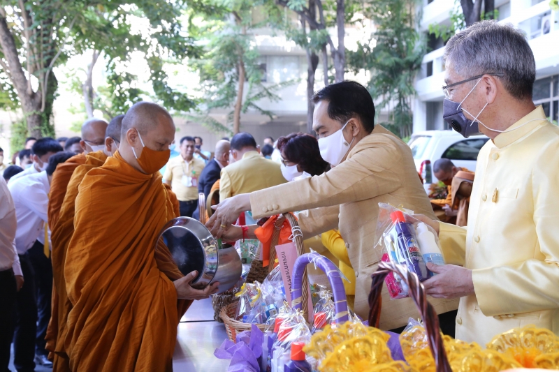 พิธีทำบุญตักบาตรข้าวสารอาหารแห้ง คณะสงฆ์จำนวน 9 รูป จากวัดโสมนัสราชวรวิหาร พระอารามหลวง เพื่อน้อมอุทิศถวายเป็นพระราชกุศลแด่พระบา