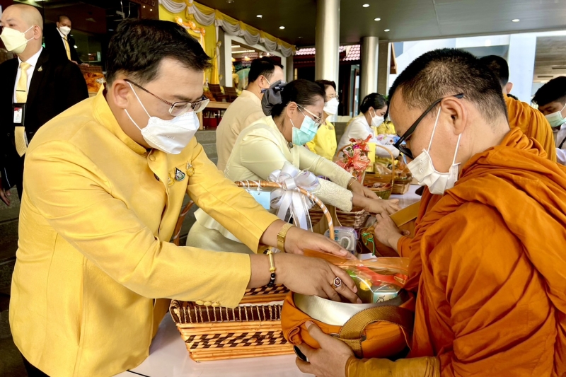 พิธีทำบุญตักบาตรข้าวสารอาหารแห้ง คณะสงฆ์จากวัดพระราม 9 กาญจนาภิเษก พระอารามหลวง