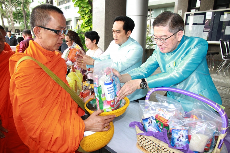 พิธีทำบุญตักบาตรข้าวสารอาหารแห้ง เดือนกุมภาพันธ์