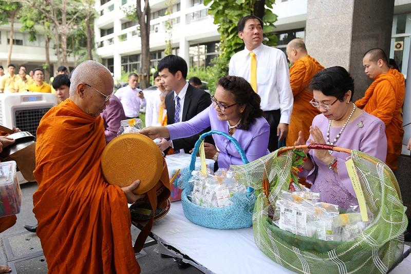 พิธีทำบุญตักบาตรข้าวสารอาหารแห้ง เดือนเมษายน 2562